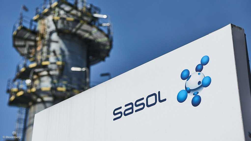 Logo da Sasol em frente a uma instalação industrial em Maputo, Moçambique, destacando oportunidades de emprego e vagas na Sasol. Senior Manager Financial Operations Moçambique Vagas em Maputo 2025 Emprego em finanças Moçambique Trabalhar na Sasol Moçambique Oportunidades na indústria de petróleo e gás